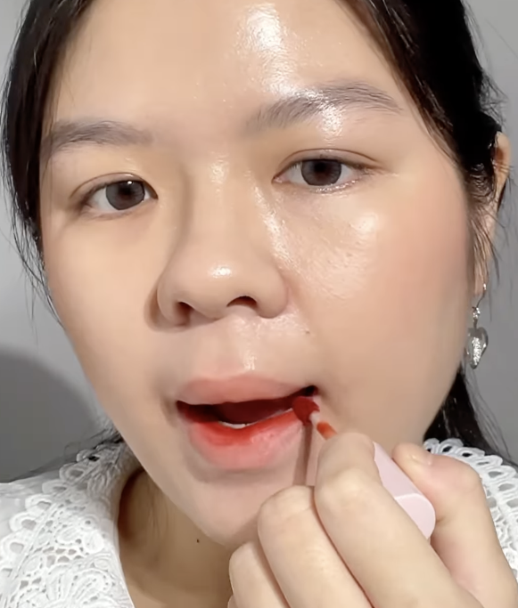 Memakai Lip Cream