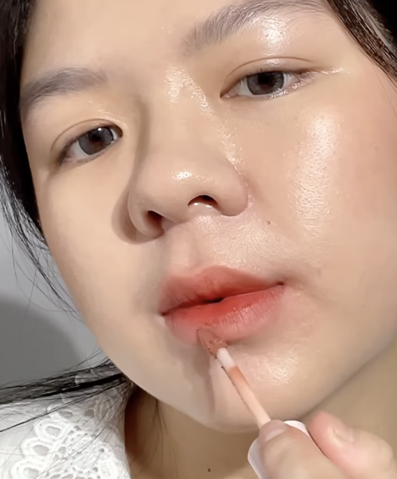 Memakai Lip Cream