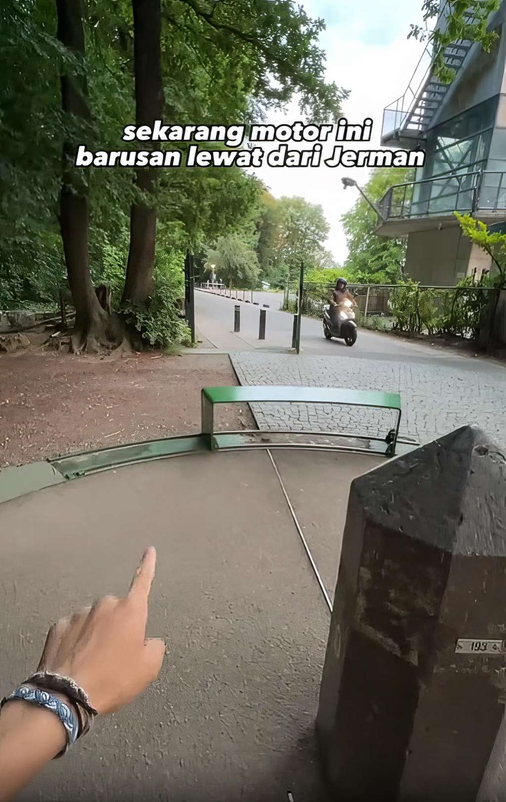 Berada di tiga negara Eropa sekaligus.