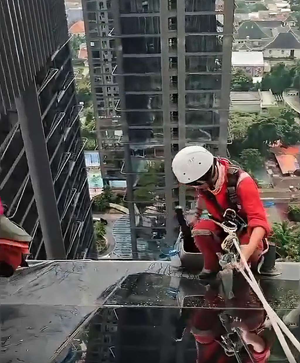 Aksi operator gondola saat bekerja di ketinggian puluhan hingga ratusan meter di atas permukaan tanah.
