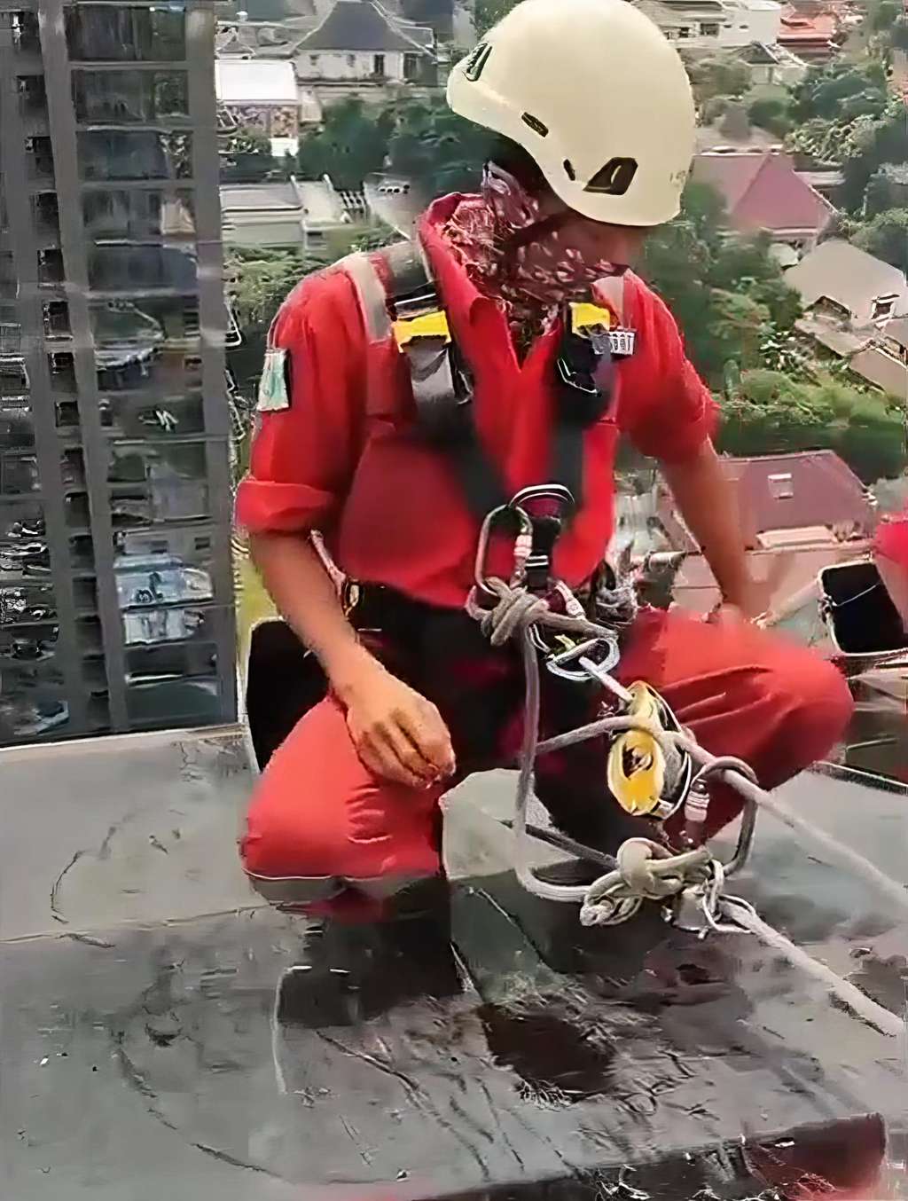 Aksi operator gondola saat bekerja di ketinggian puluhan hingga ratusan meter di atas permukaan tanah.