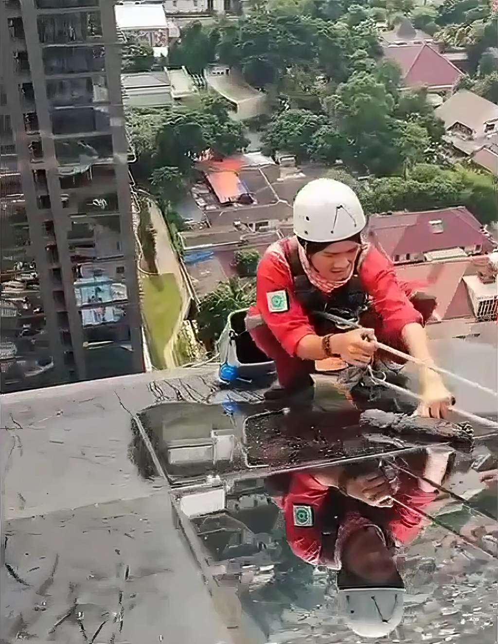 Aksi operator gondola saat bekerja di ketinggian puluhan hingga ratusan meter di atas permukaan tanah.