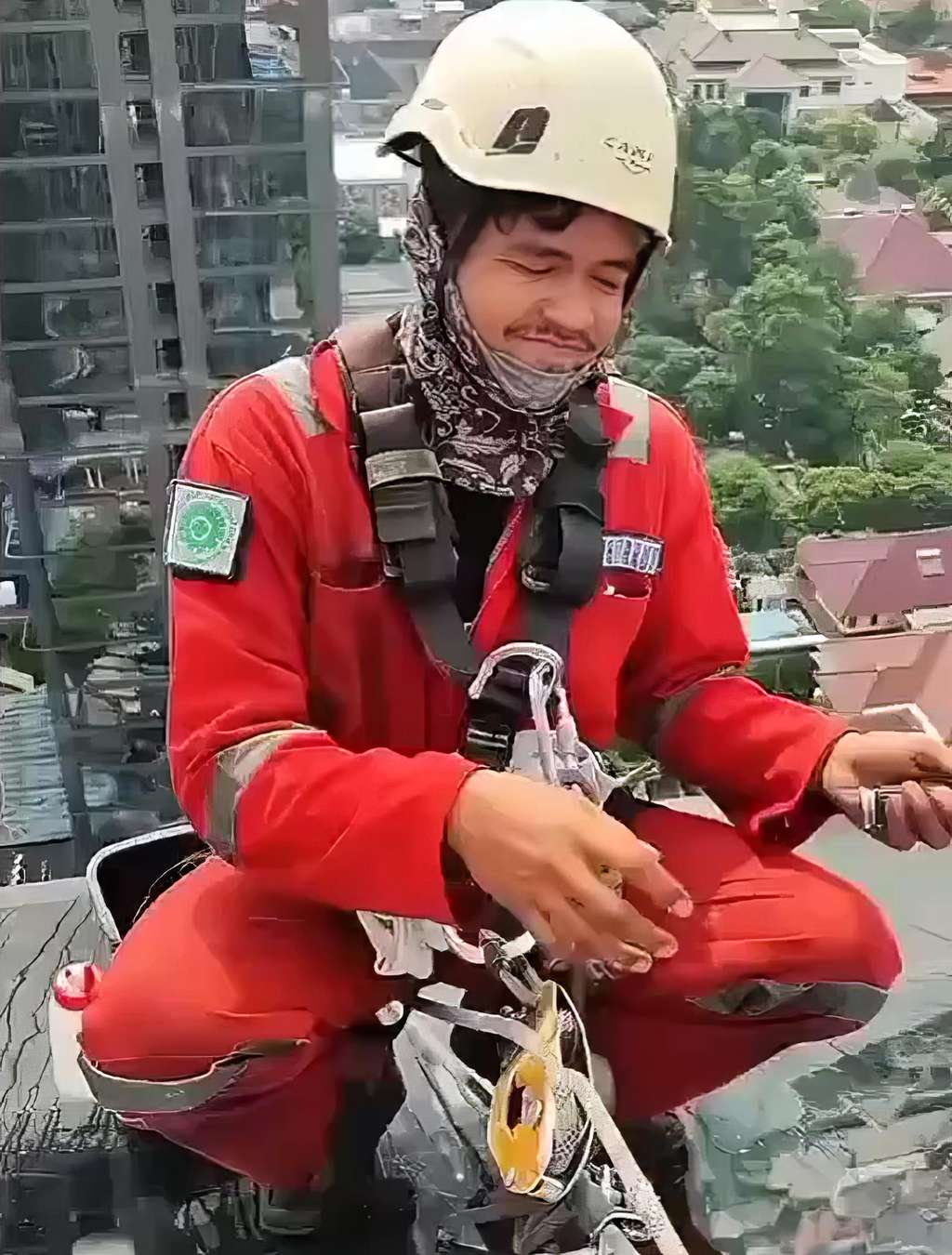 Aksi operator gondola saat bekerja di ketinggian puluhan hingga ratusan meter di atas permukaan tanah.