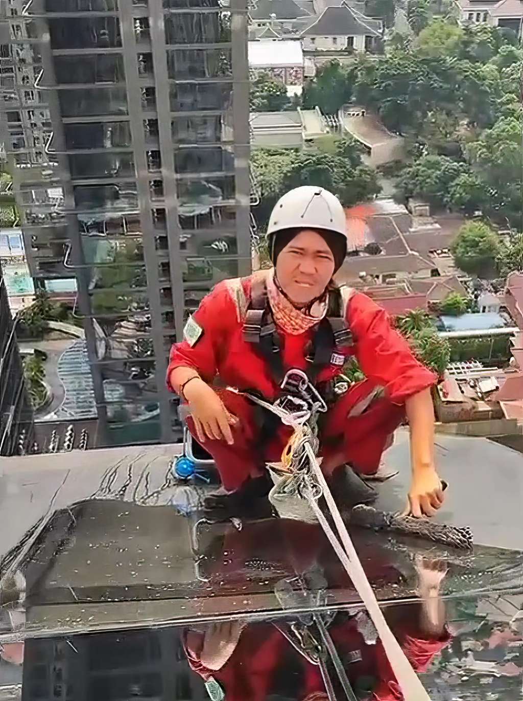Aksi operator gondola saat bekerja di ketinggian puluhan hingga ratusan meter di atas permukaan tanah.