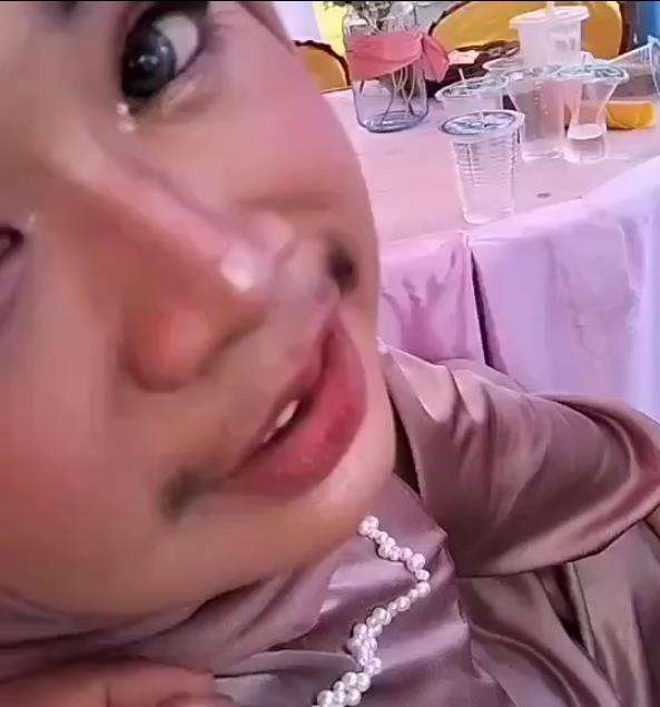 Viral wanita berkumis tebal.