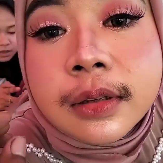 Viral wanita berkumis tebal.