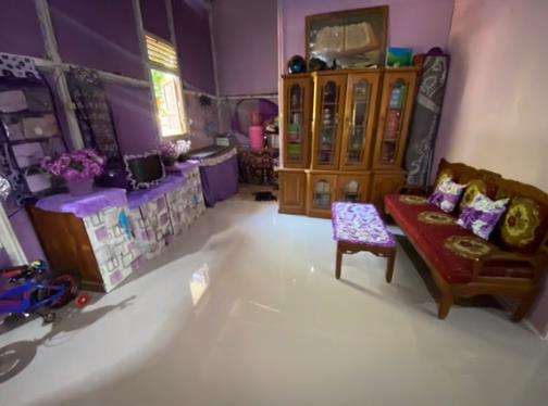 Rumah unik serba ungu di pinggir sungai, punya 2 ruang tamu dan 2 ruang keluarga.