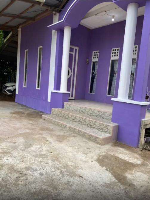 Rumah unik serba ungu di pinggir sungai, punya 2 ruang tamu dan 2 ruang keluarga.