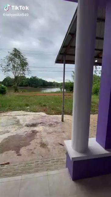 Rumah unik serba ungu di pinggir sungai, punya 2 ruang tamu dan 2 ruang keluarga.