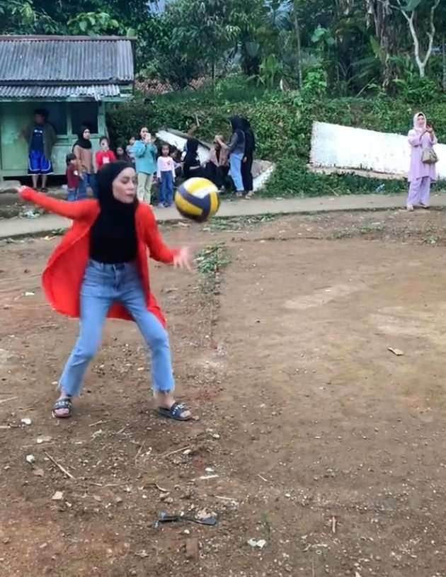 Potret Kesederhanaan Lesti Kejora, Main di Sawah dan Empang saat Pulang Kampung