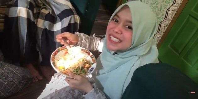 Potret Kesederhanaan Lesti Kejora, Main di Sawah dan Empang saat Pulang Kampung