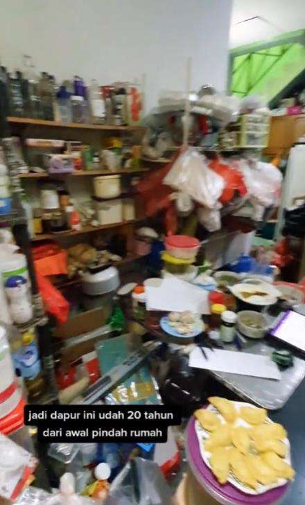 Makeover dapur mama yang semrawut dan berantakan jadi cantik estetik.