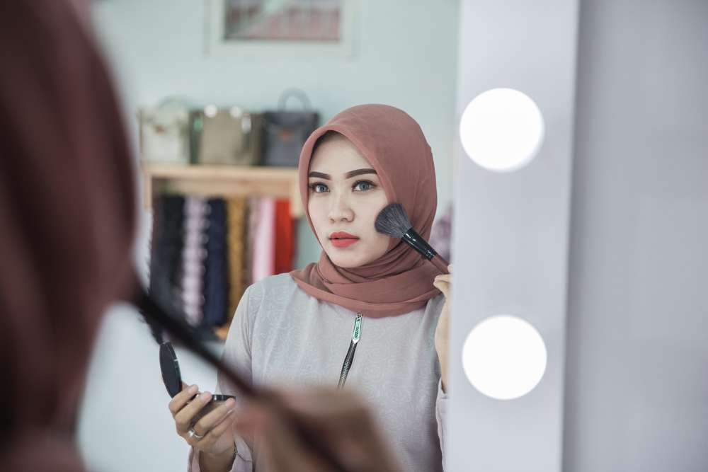 Memakai Bedak Tabur