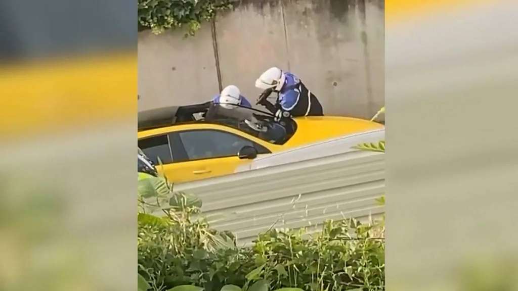 Nahel Marzouk, 17 tahun, saat dihentikan polisi sesaat sebelum polisi melepas tembakan yang merengut nyawanya
