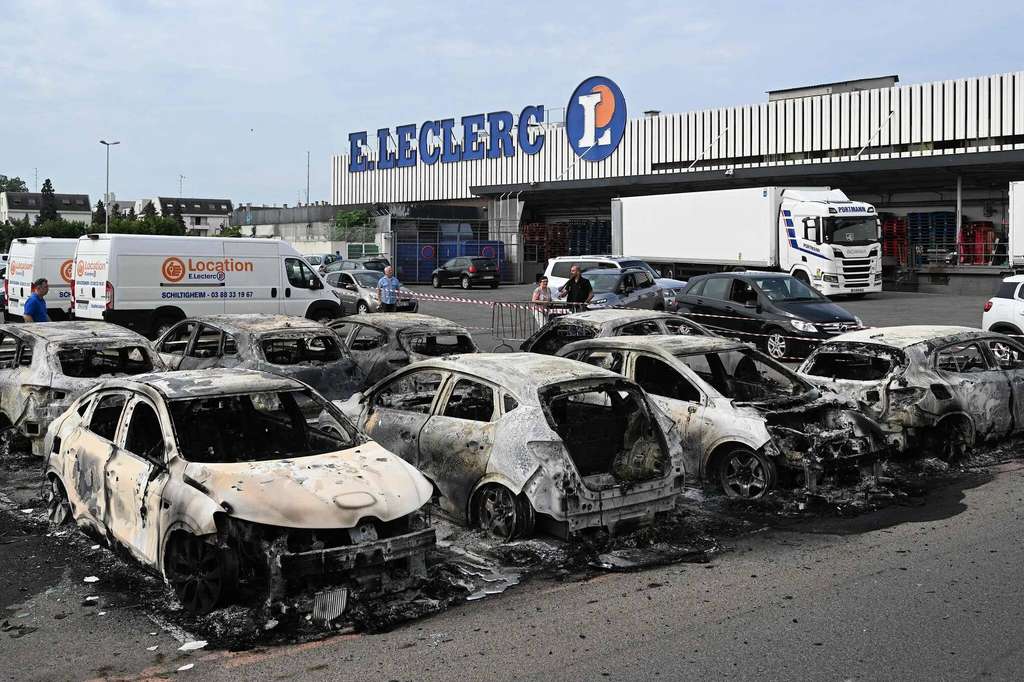 Mobil-mobil yang dibakar saat Rusuh Paris