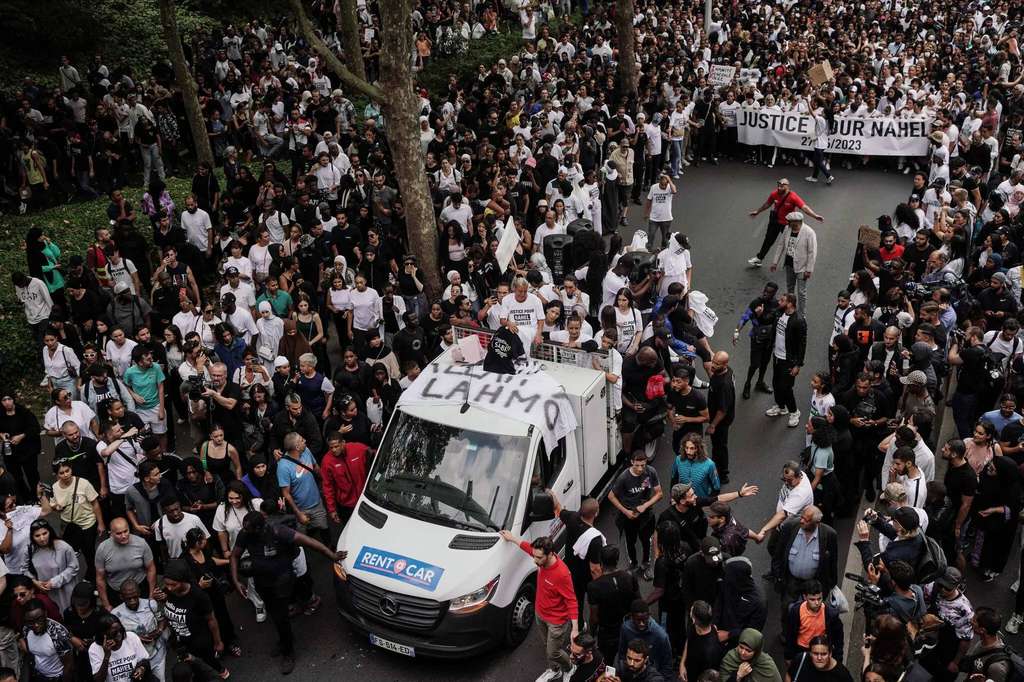 Prosesi pemakaman Nahel yang diikuti dengan aksi demo ribuan orang