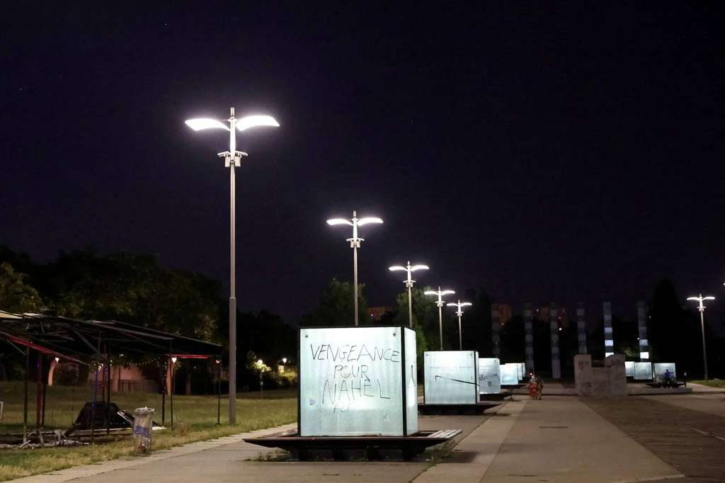 Pembalasan untuk Nahel coretan di lampu jalan kota