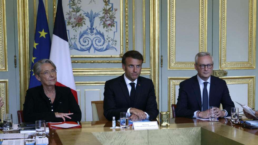 Presiden Emmanuel Macron saat bertemu 220 walikota di Prancis