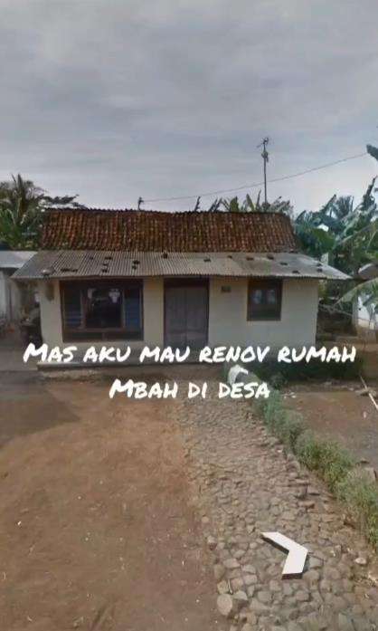 Renovasi rumah tua di desa.