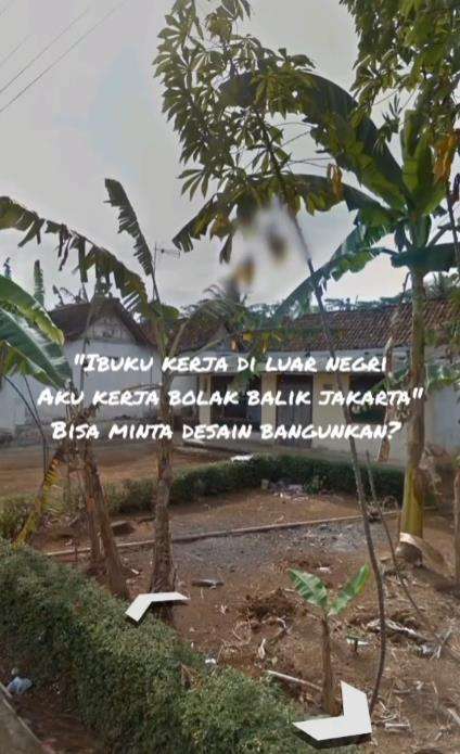 Renovasi rumah tua di desa.