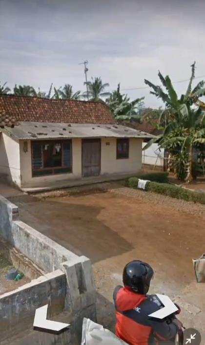 Renovasi rumah tua di desa.