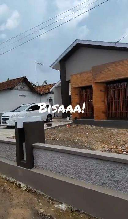 Renovasi rumah tua di desa.