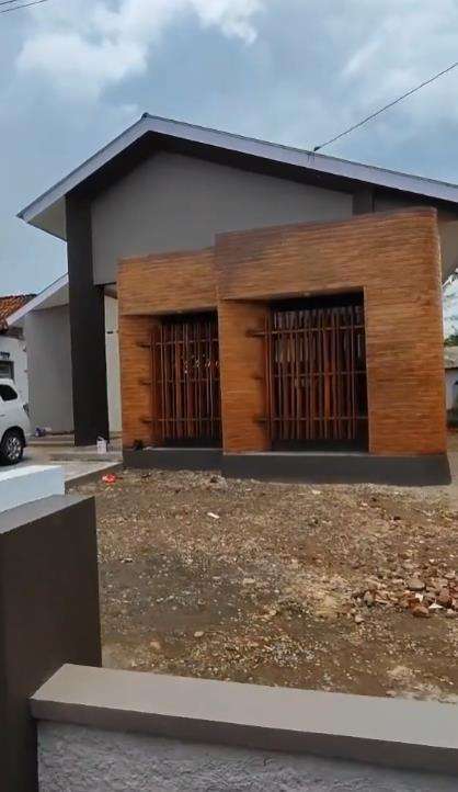 Renovasi rumah tua di desa.