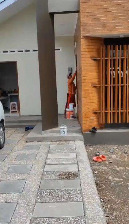 Renovasi rumah tua di desa.