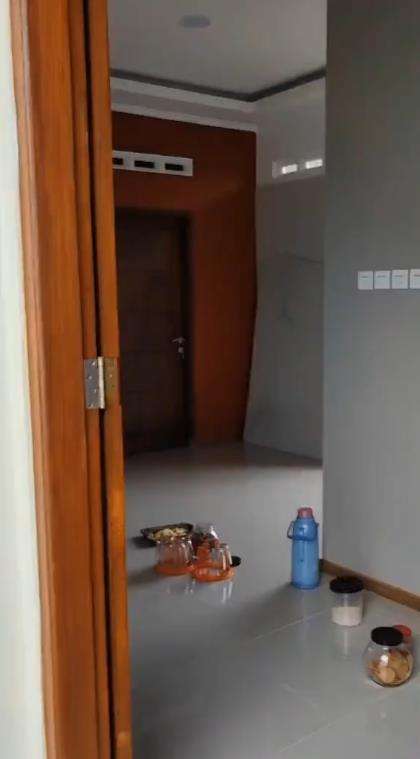 Renovasi rumah tua di desa.