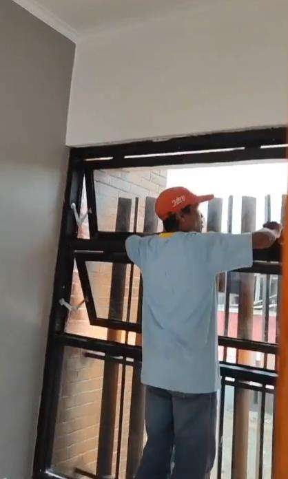 Renovasi rumah tua di desa.