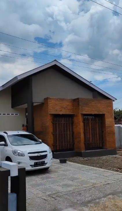 Renovasi rumah tua di desa.