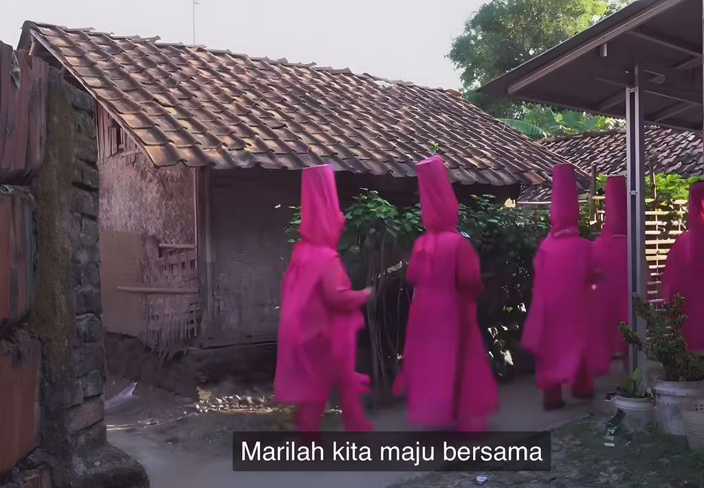 Viral grup emak-emak pakai busana nyeleneh.