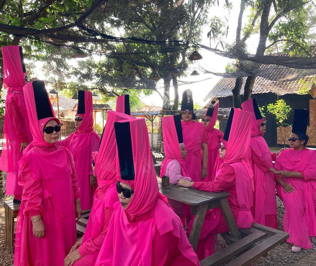 Viral grup emak-emak pakai busana nyeleneh.