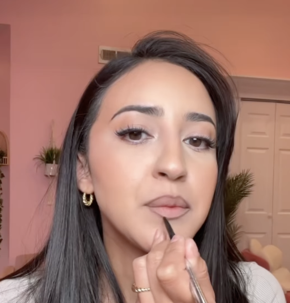 Memakai Lip Liner