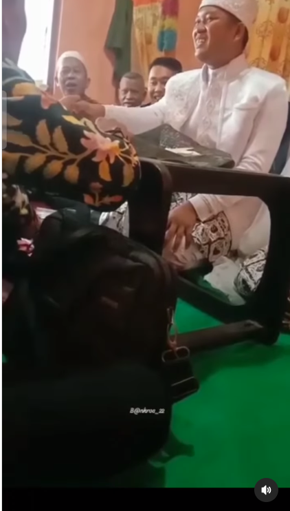 Momen Pengantin Pria Ijab Qobul Penuh Semangat, Hentakan Tangan Sangat Kencang Hingga Pecahkan Kaca Meja