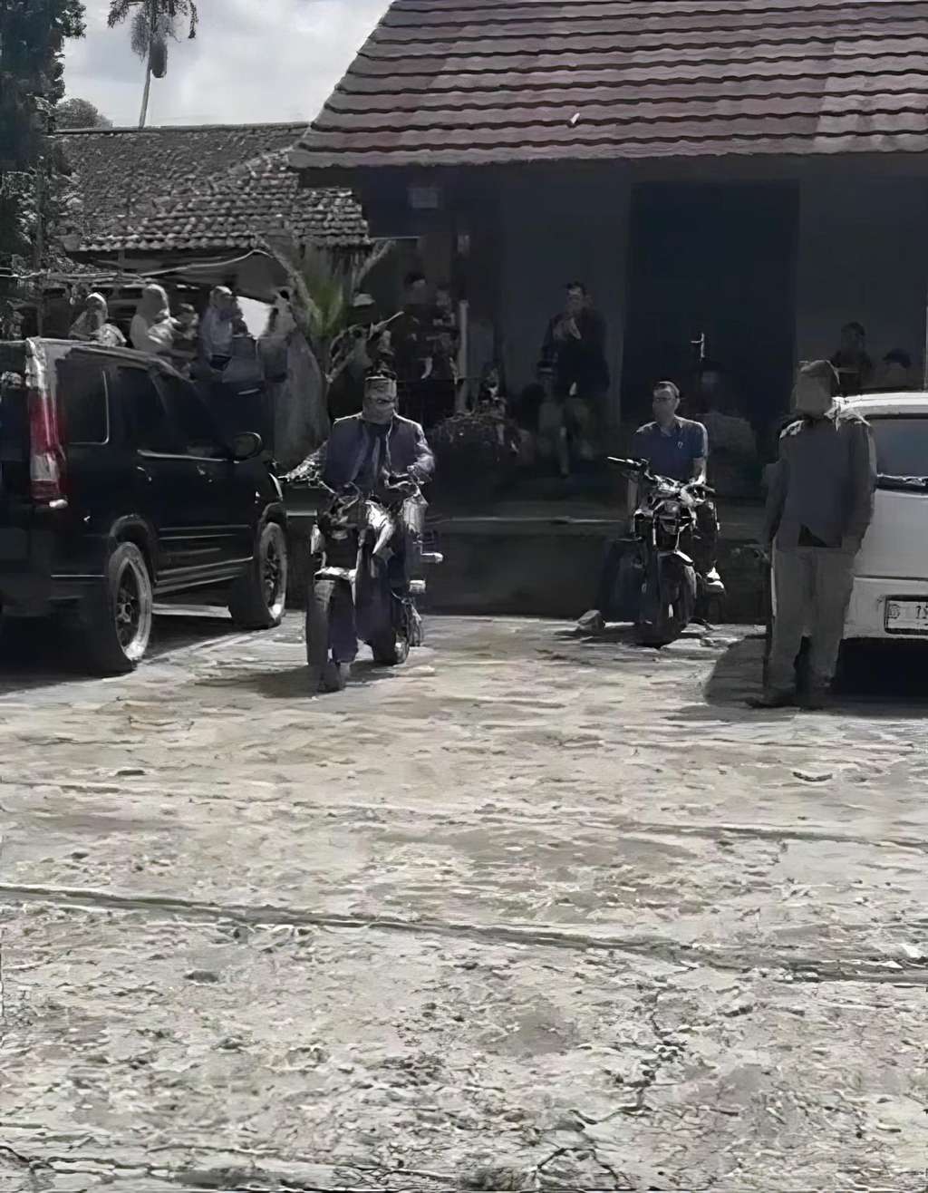 Aksi di luar prediksi pengantin pria saat cium kening istrinya.