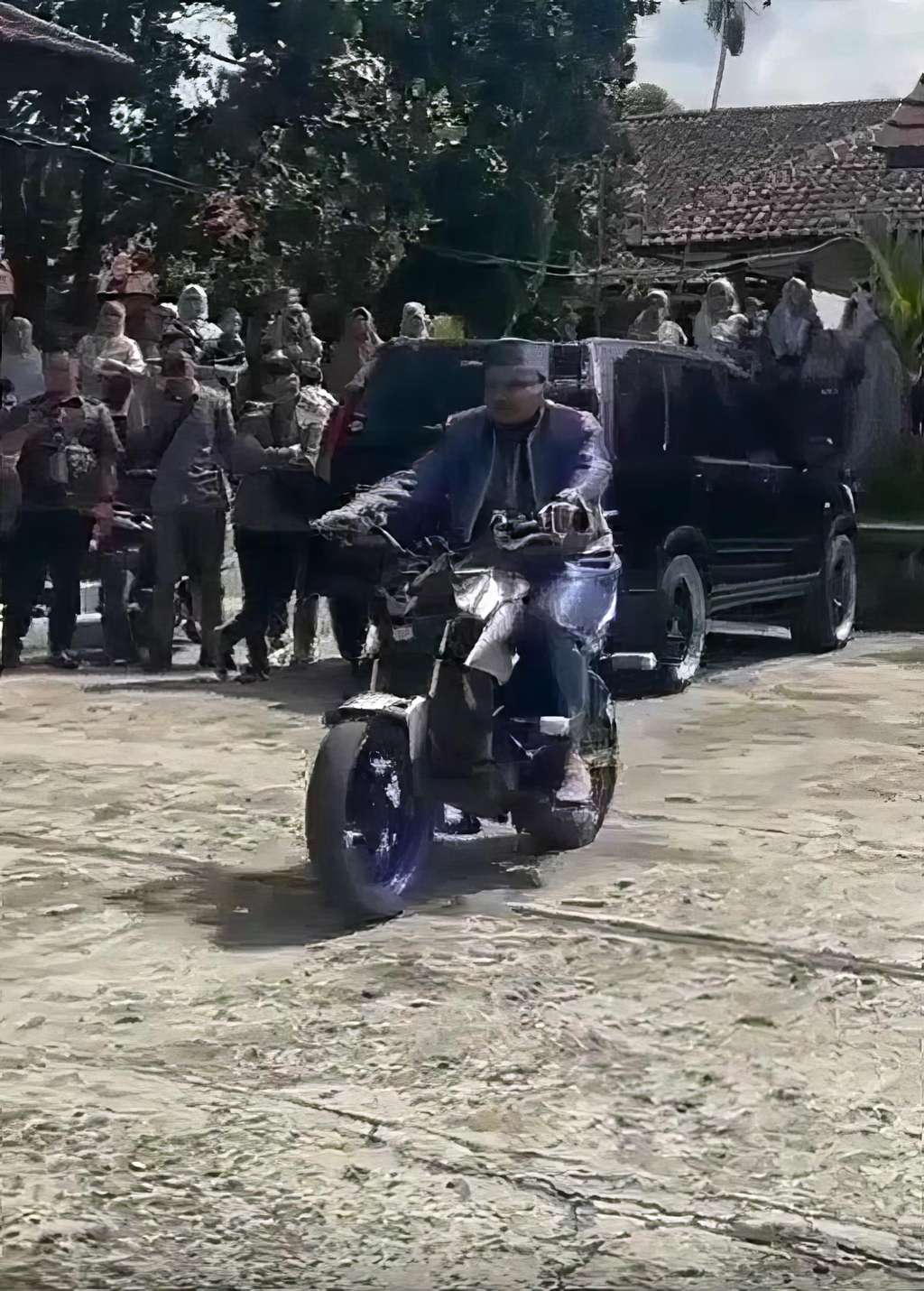 Aksi di luar prediksi pengantin pria saat cium kening istrinya.
