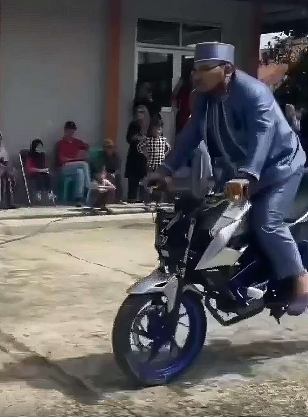 Aksi di luar prediksi pengantin pria saat cium kening istrinya.