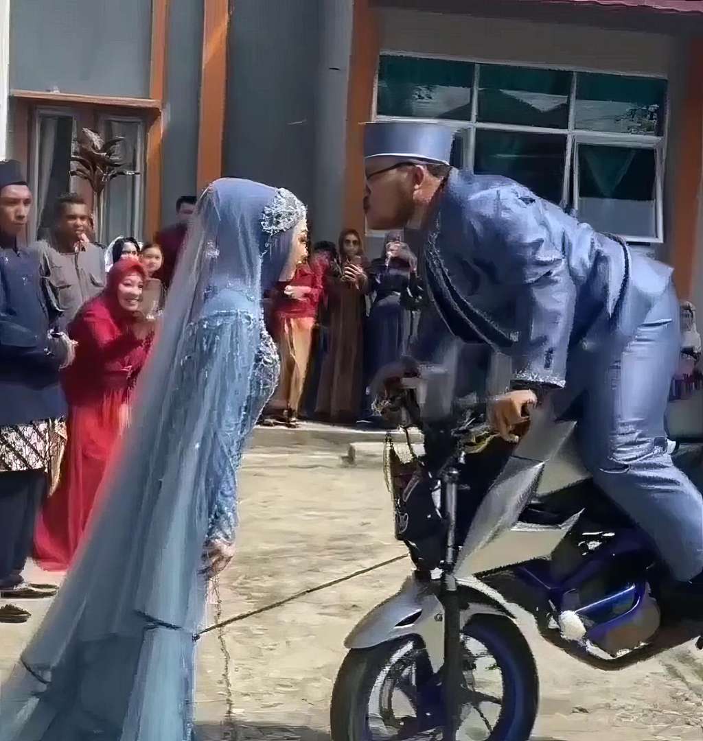 Aksi di luar prediksi pengantin pria saat cium kening istrinya.