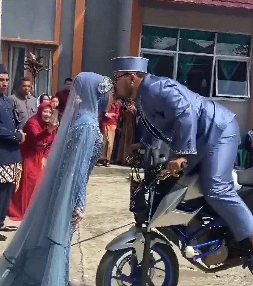 Aksi di luar prediksi pengantin pria saat cium kening istrinya.