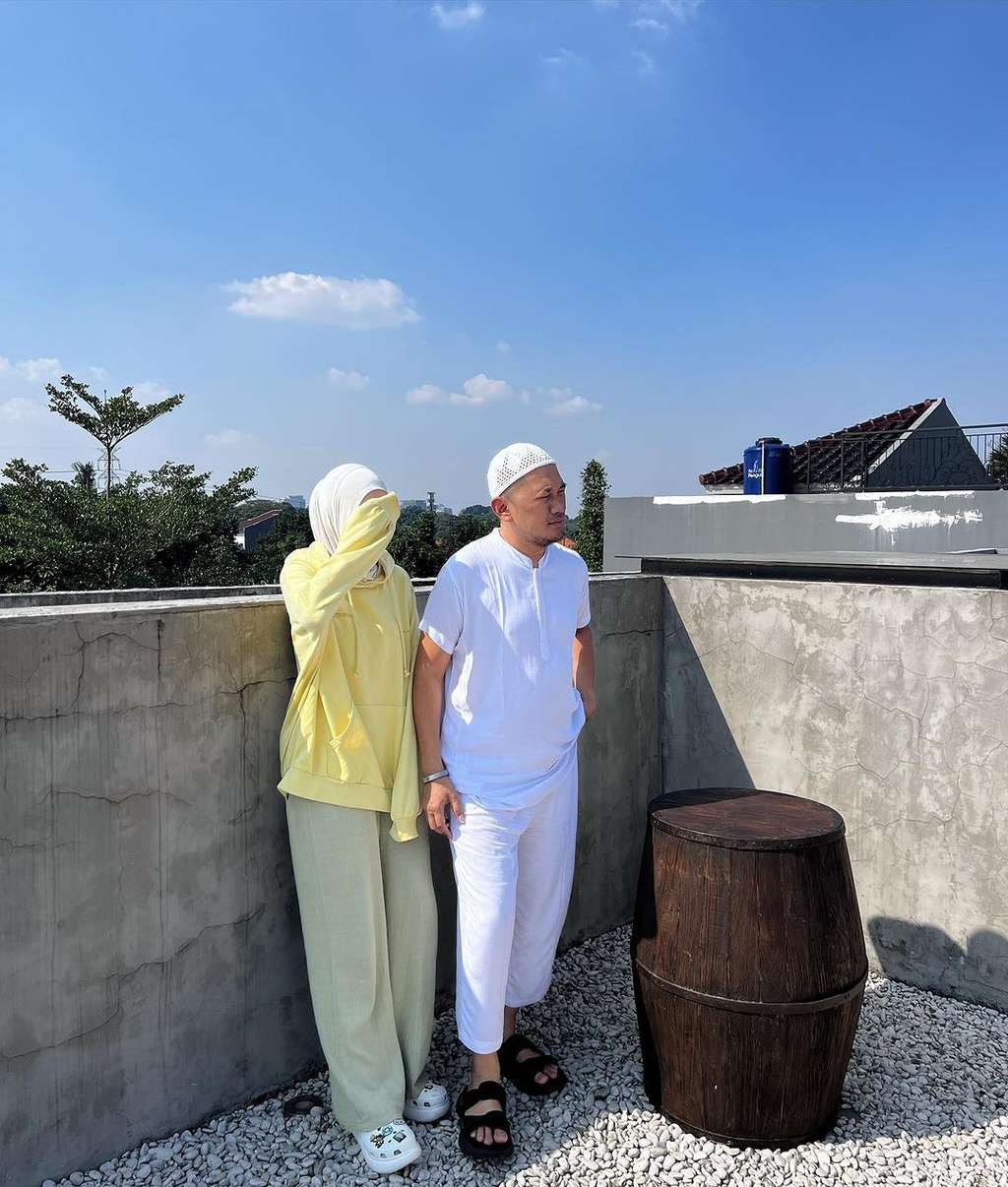 Bingung Nulis Caption Karena Keduluan Suami, Zaskia Ungkap Fakta Hanung Bramantyo Lupa Mandi saat ke Kantor