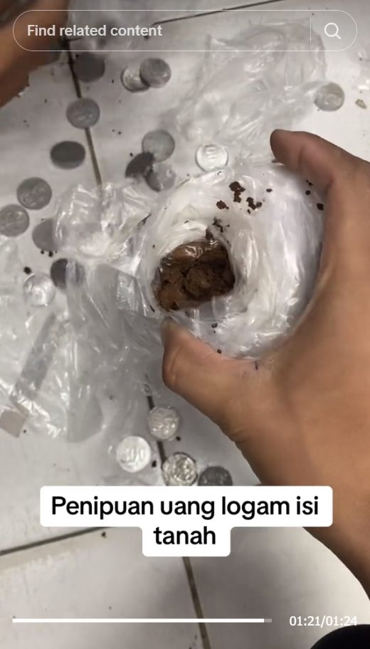 Apes! Pria Terima Tukar Uang Logam di Plastik, Ternyata Berisi Tanah Koin Hanya Dipermukaan Saja