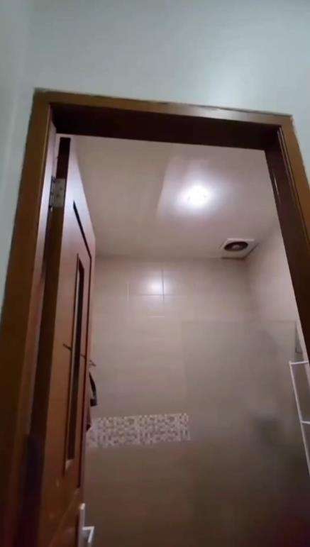 Renovasi kamar mandi jadi cantik elegan bikin betah di dalamnya.