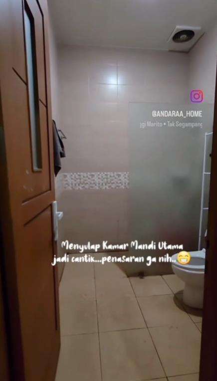 Renovasi kamar mandi jadi cantik elegan bikin betah di dalamnya.