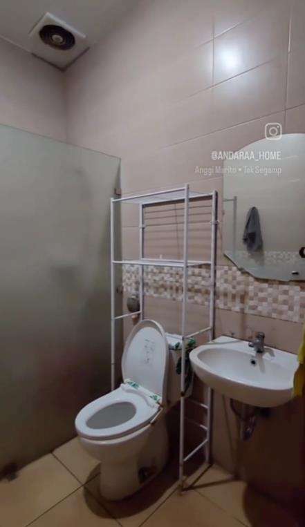 Renovasi kamar mandi jadi cantik elegan bikin betah di dalamnya.