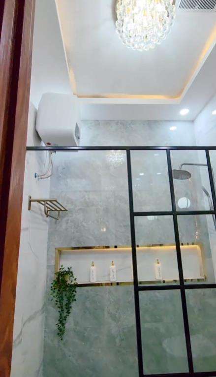 Renovasi kamar mandi jadi cantik elegan bikin betah di dalamnya.