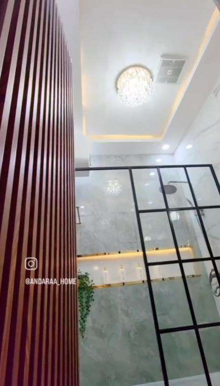 Renovasi kamar mandi jadi cantik elegan bikin betah di dalamnya.