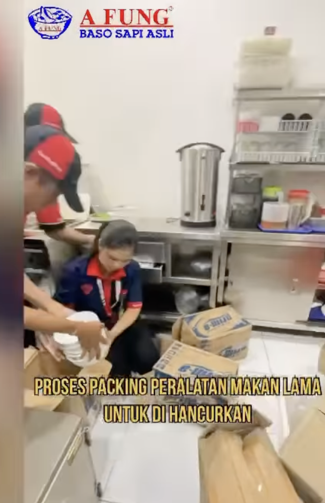 Baso A Fung Hancurkan Peralatan Makan
