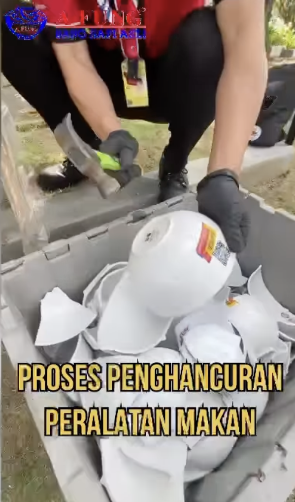 Baso A Fung Hancurkan Peralatan Makan