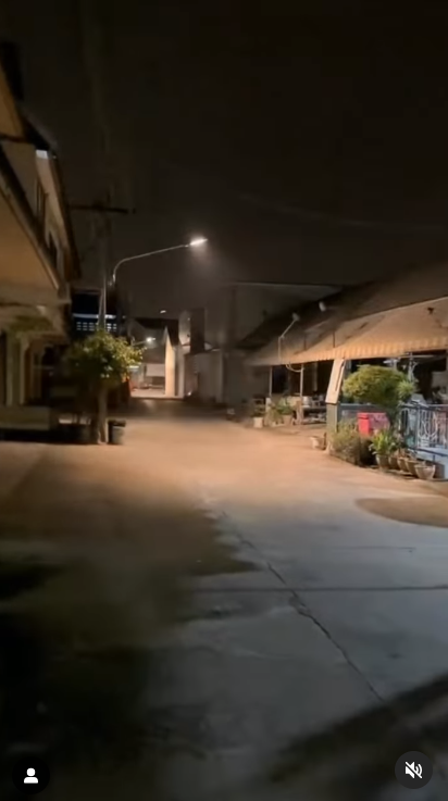 Momen Lampu Jalan Kedap Kedip di Tengah Malam, Suasana Mirip Scene Film Horor